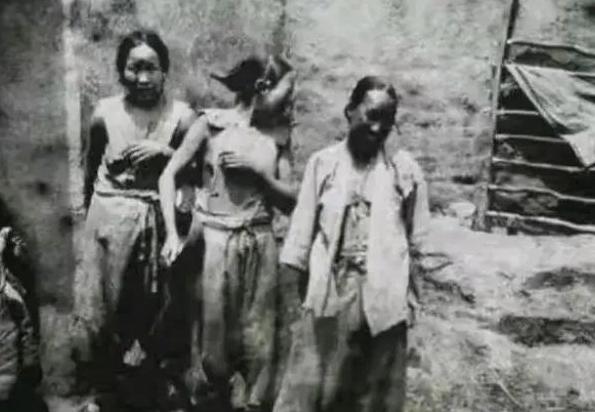 瘸腿妻子被日军割胸而死，男人拿出祖传大刀，砍下日军脑袋祭祖