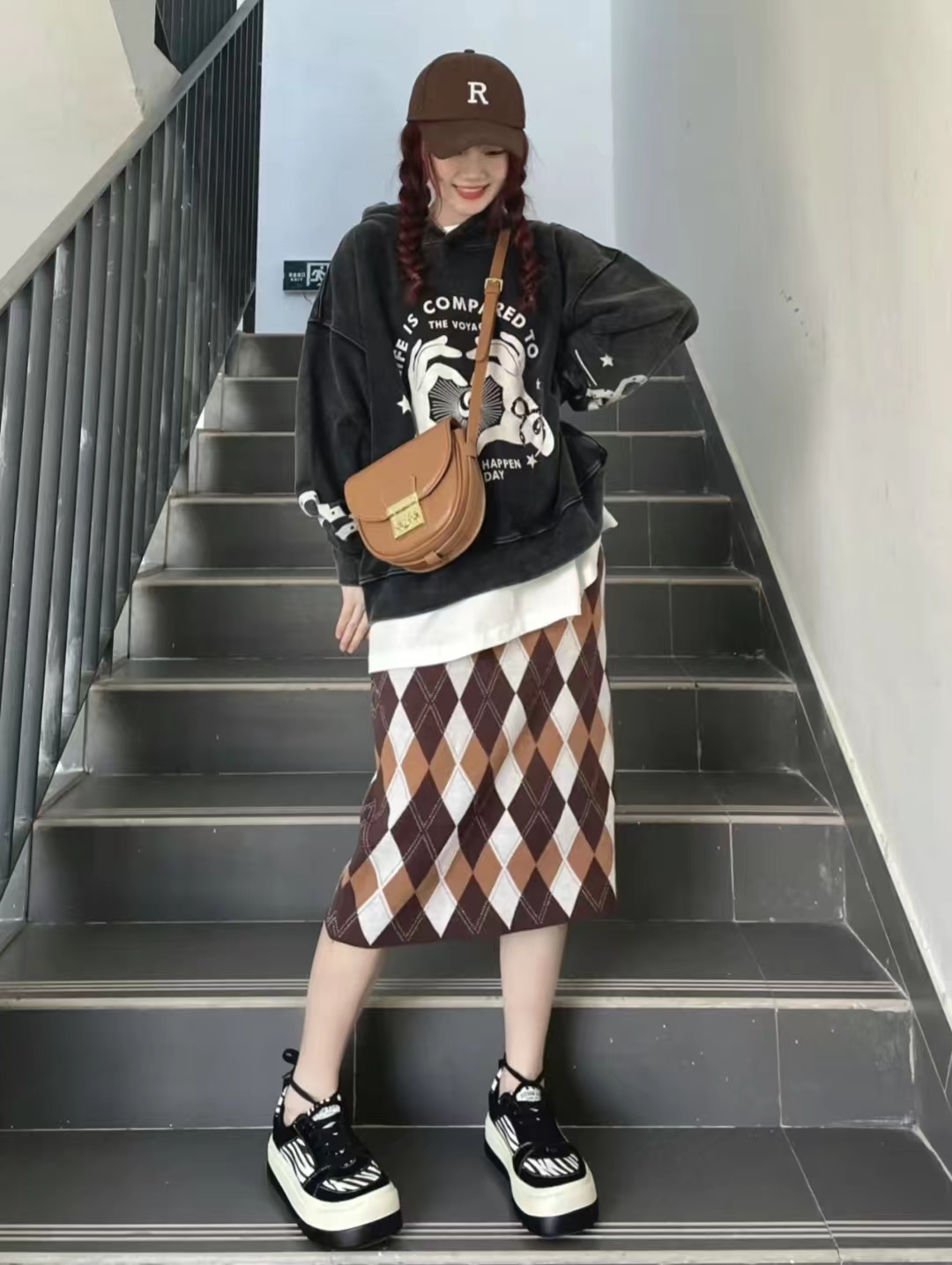 宽松版卫衣搭直筒宽松休闲裤,宽松卫衣怎么搭配裙子才好看