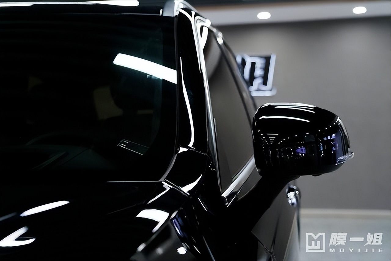 怎么去除汽车贴膜留下的胶水,贴膜旁边有白点怎么办拿胶水粘吗