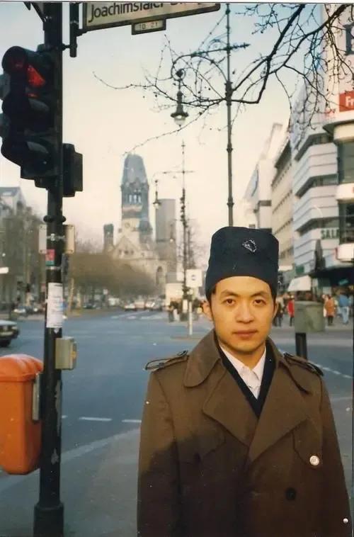 诗人顾城29年前砍死妻子后自杀，遗愿儿子别太像他，如今儿子怎样