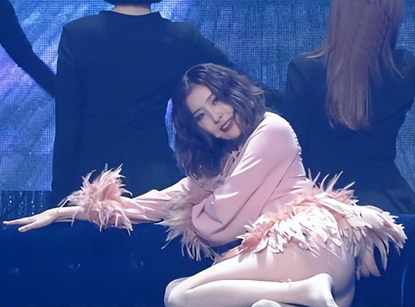 舞台上舔手摸*体下**，韩国人气女爱豆校庆表演被骂不堪入目？