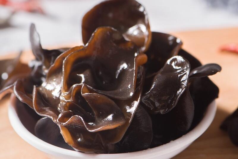 木耳用清水泡六个小时能吃吗,干木耳要泡多久泡白了可以吃吗