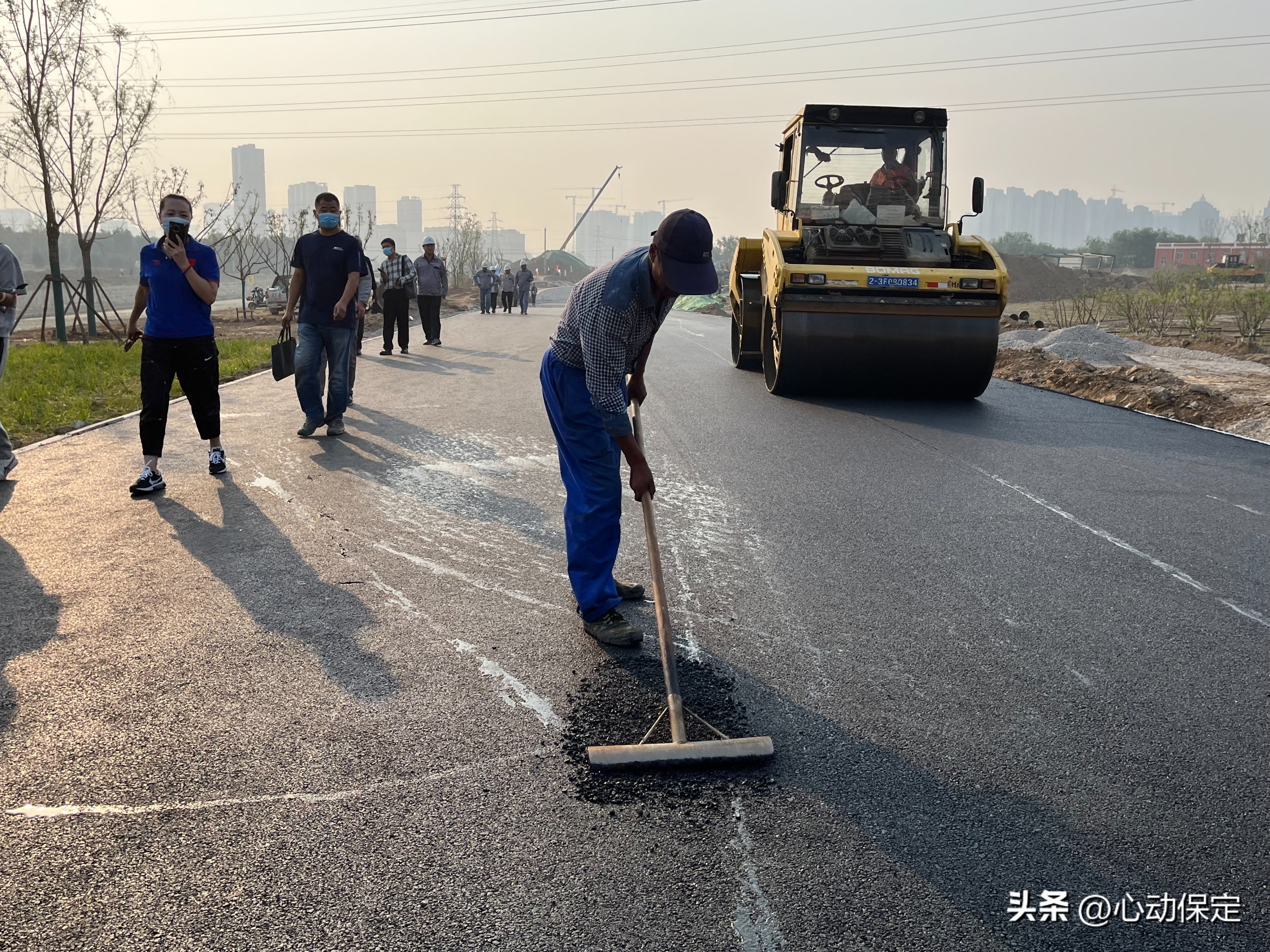 一湾碧水穿城过一幅美景入画来,一湾碧水潺潺