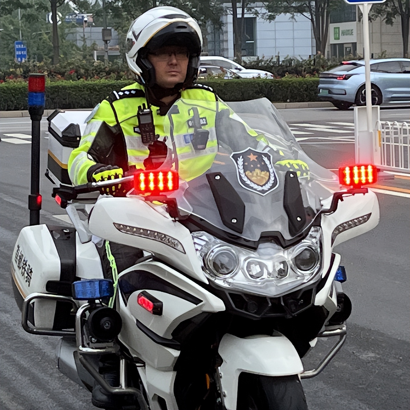 交警铁骑夜间巡逻突遇出警,警察故事报警那一段