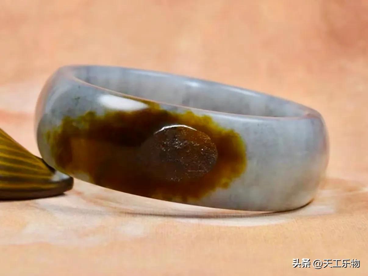 糖色是山料，沁色是籽料，那和田玉“糖沁”又是什么料？