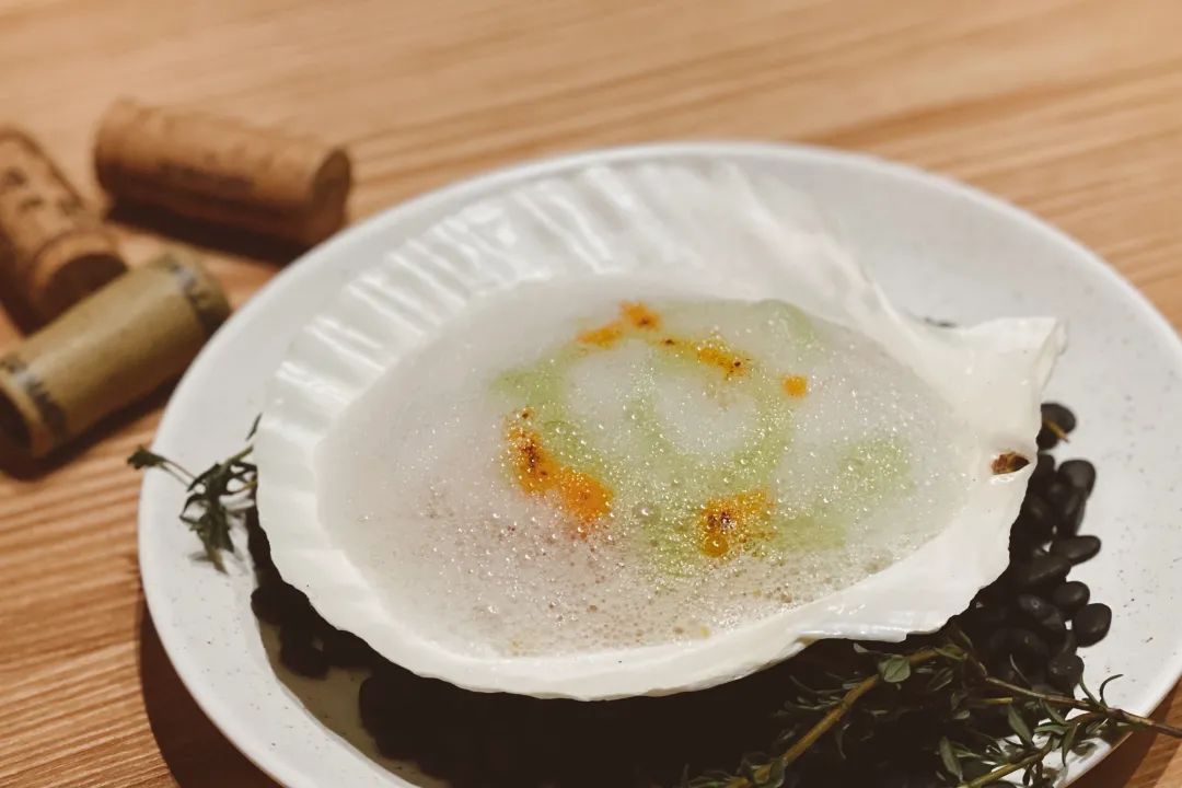 配备一星米其林黑珍珠餐厅,比米其林黑珍珠高端的餐厅