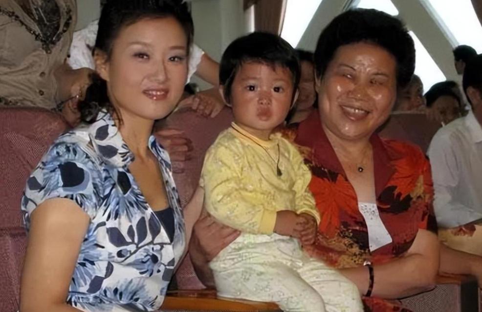 歌唱家*祖英宋**:和丈夫分居8年，39岁高龄产子，57岁身材好似少女