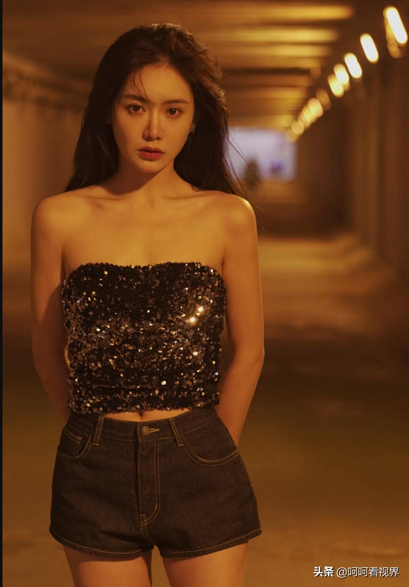 气质减龄女主持装,女主播显身材穿衣推荐