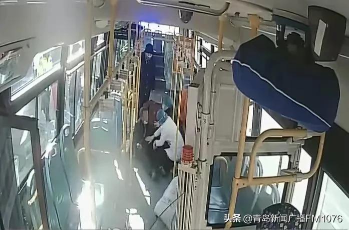 八旬老人中暑晕倒众人接力营救,老人突发晕倒在地民警暖心救助