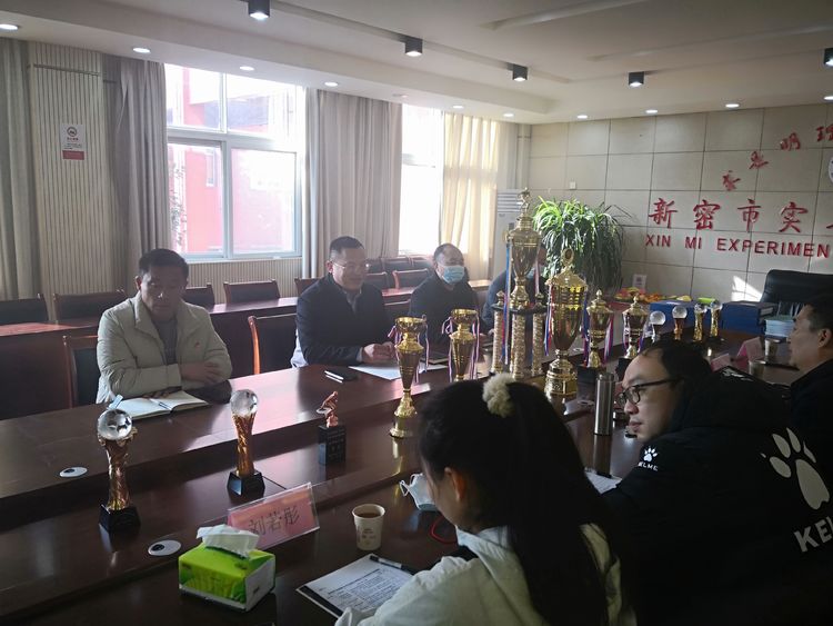 新密市校园足球,阳光体育快乐足球黑板报