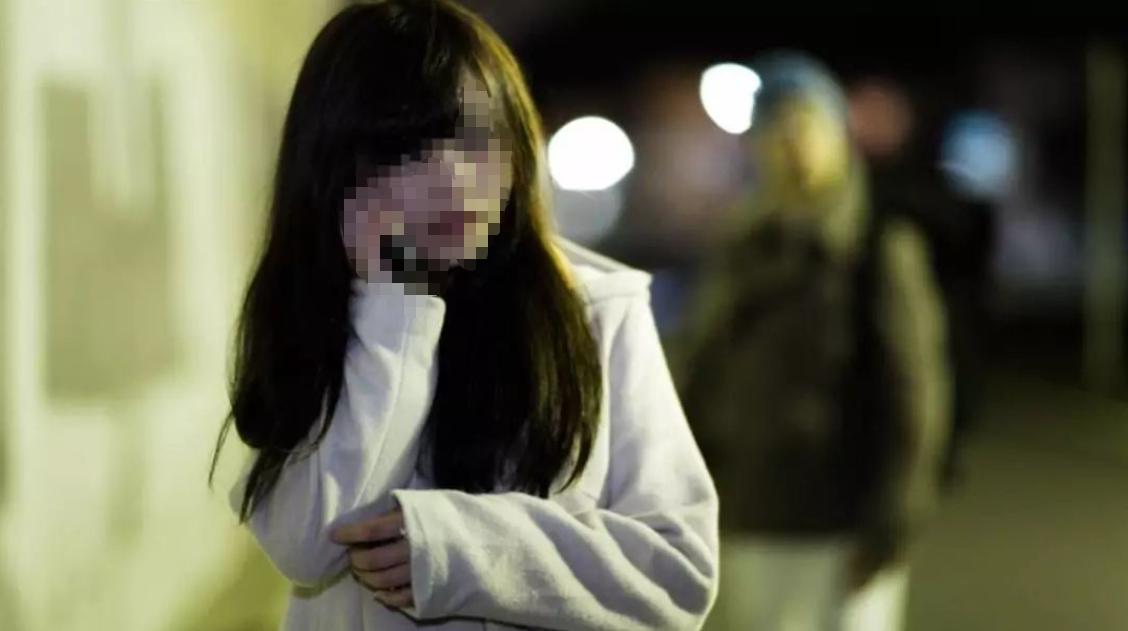 未成年街头暴打无辜妇女,火烧其阴部,被捕后:判不了我死刑!