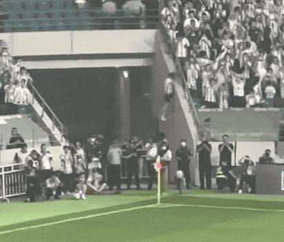 球迷冲进球场拥抱梅西跑了多少米,球迷冲进场内拥抱梅西全过程