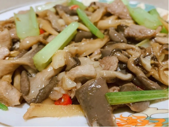 注意这几种隔夜菜不要吃,常温保存的隔夜菜千万不要吃