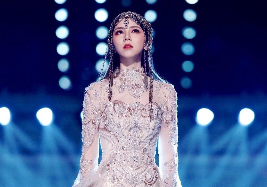 杨紫关晓彤跨年晚会造型,关晓彤2017年湖南跨年演唱会