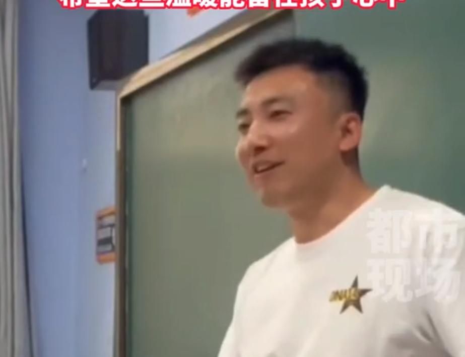 高三班主任毕业礼物,班主任自费给高三毕业生发礼物