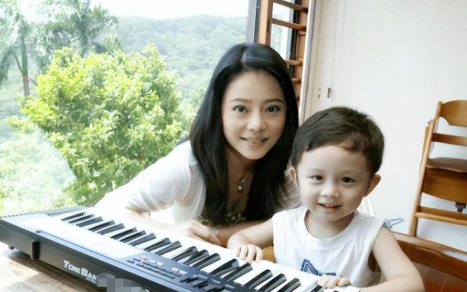 被母亲喂养12年、同床15年，痴狂到畸形的母爱将爱子送进监狱