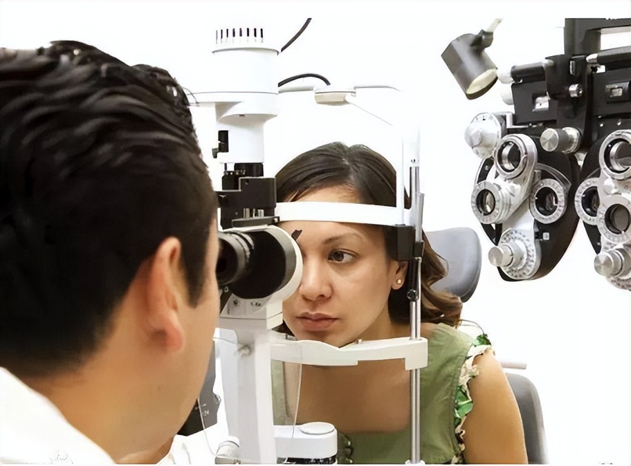 长时间盯手机会使什么破裂,长时间盯手机