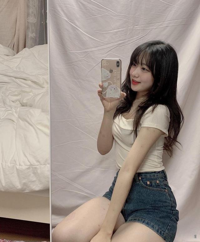 夏季新款短袖上衣基础款搭配减龄,黑色短袖小衫修身上衣怎么搭配