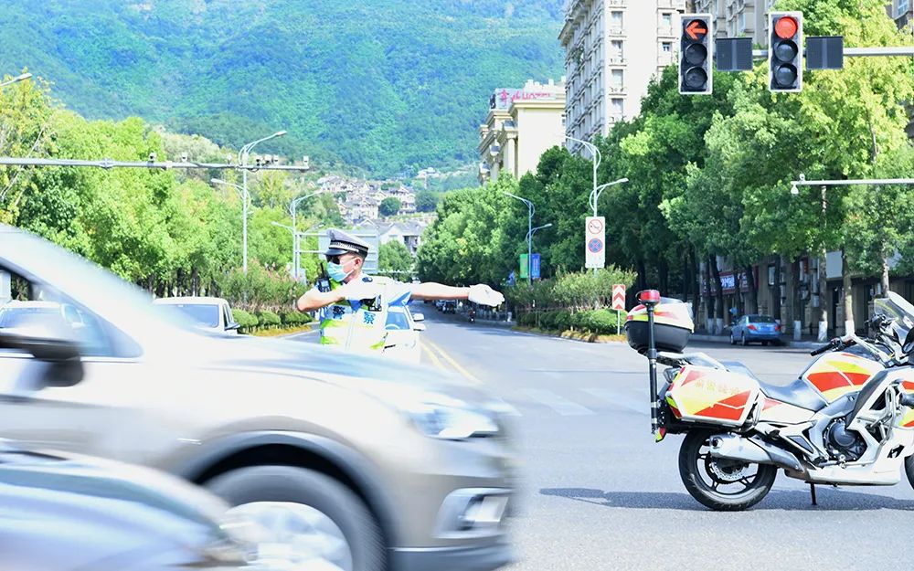 致敬重庆高温下的坚守者,致敬交警烈日下的坚守