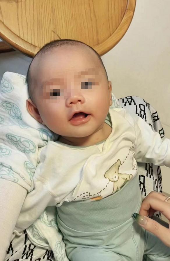 新生儿39天大口吐奶,35天的婴儿吐奶严重