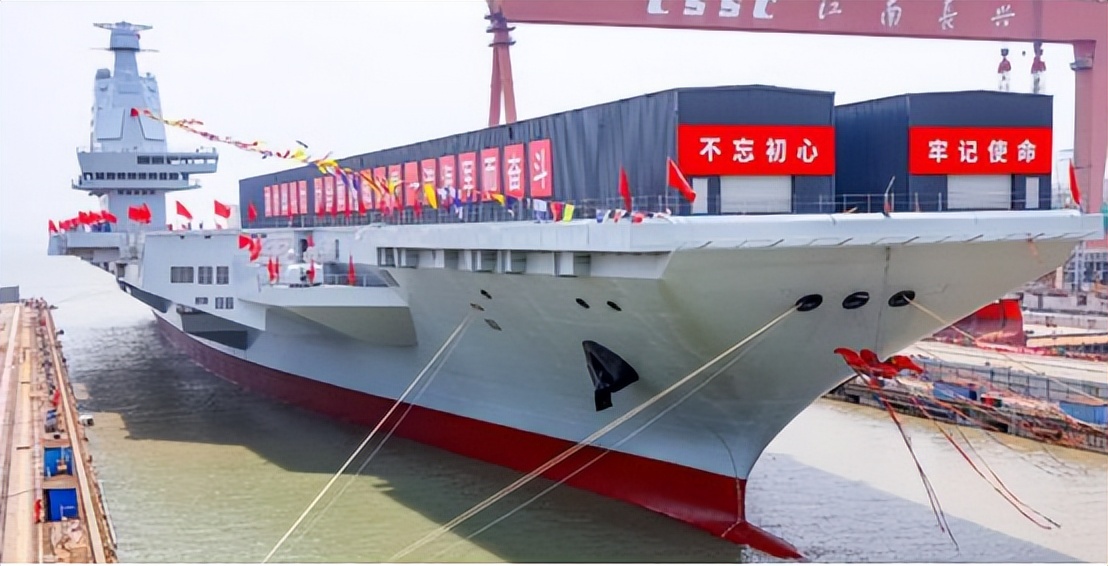 航空母舰厉害还是核潜艇厉害,核动力航母和常规航空母舰的成本