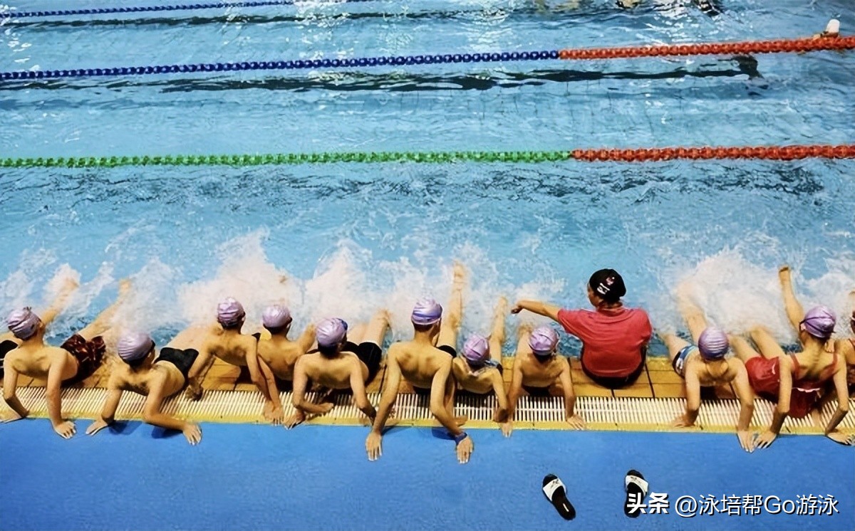 学游泳应该选择哪个泳姿比较好,游泳哪种泳姿最锻炼身体