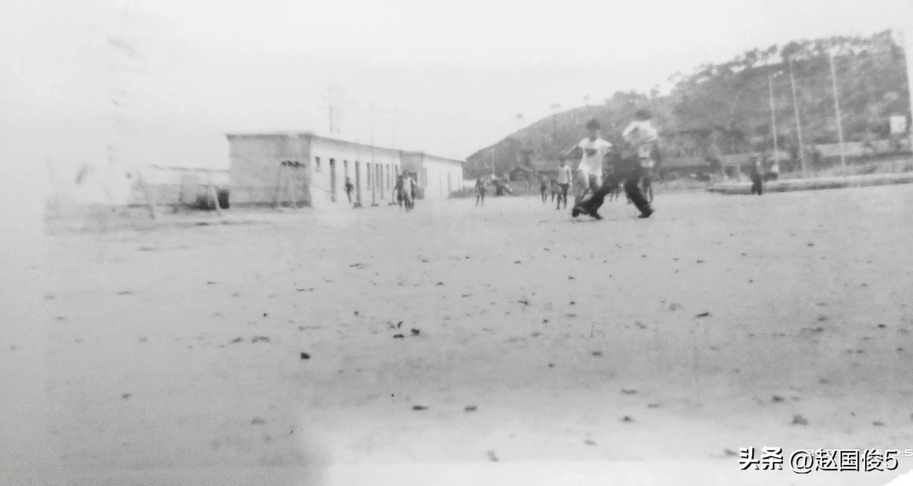 一个爱足球的先生,一个爱踢球的普通人