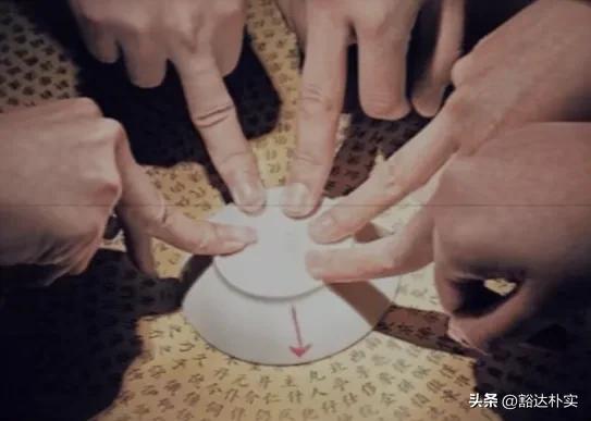 笔仙真的存在吗？某高校一女子就曾因玩笔仙导致精神出现崩溃