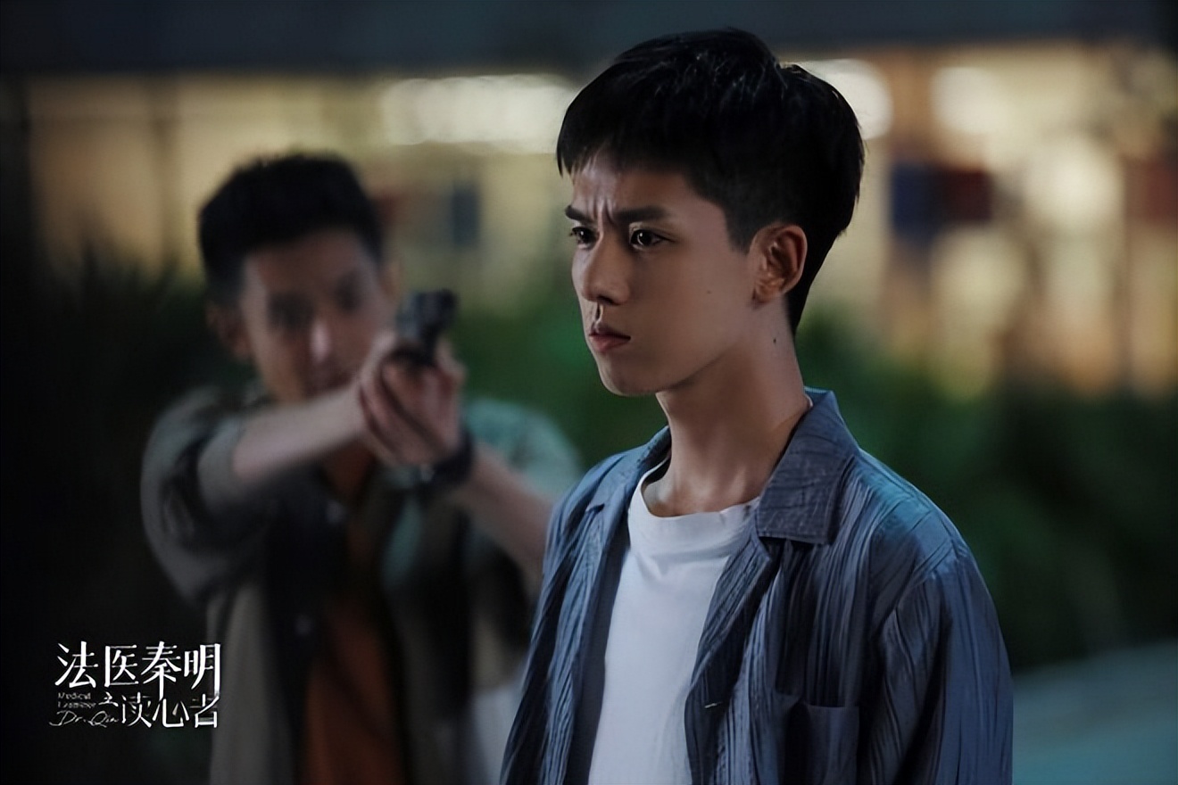 鸭嘴钳、取卵针《法医秦明》隔着屏幕都能感觉疼，这部悬疑剧要火