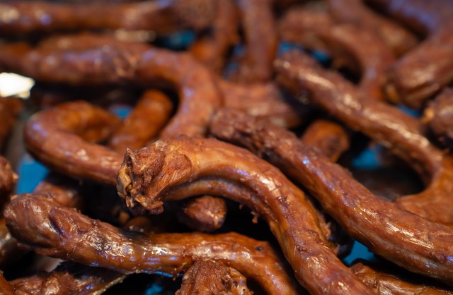 买绝味食品股票爆赚110万元，麻辣鸭脖小生意大利润