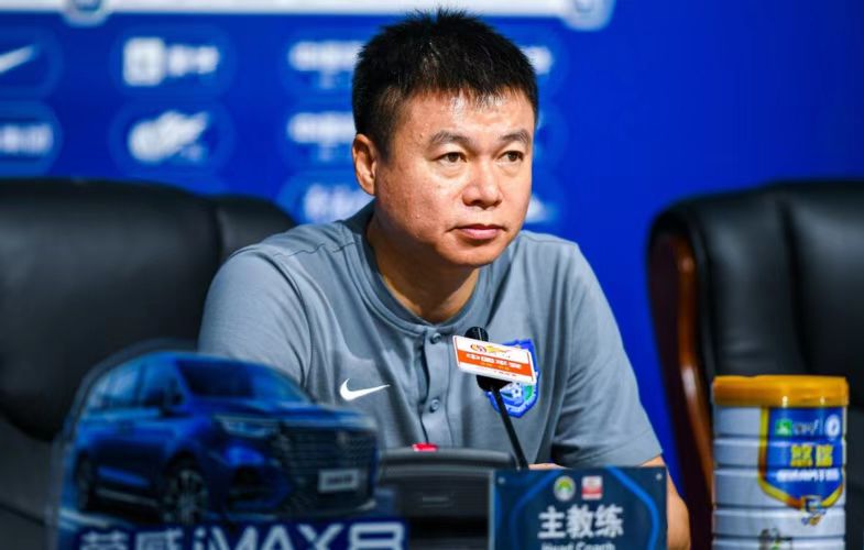 他是足坛“玻璃美人”，与前妻遗憾分开，后娶小13岁演员再获幸福