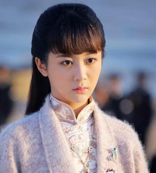 刘嘉玲关晓彤同框,穿旗袍大秀窈窕好身材