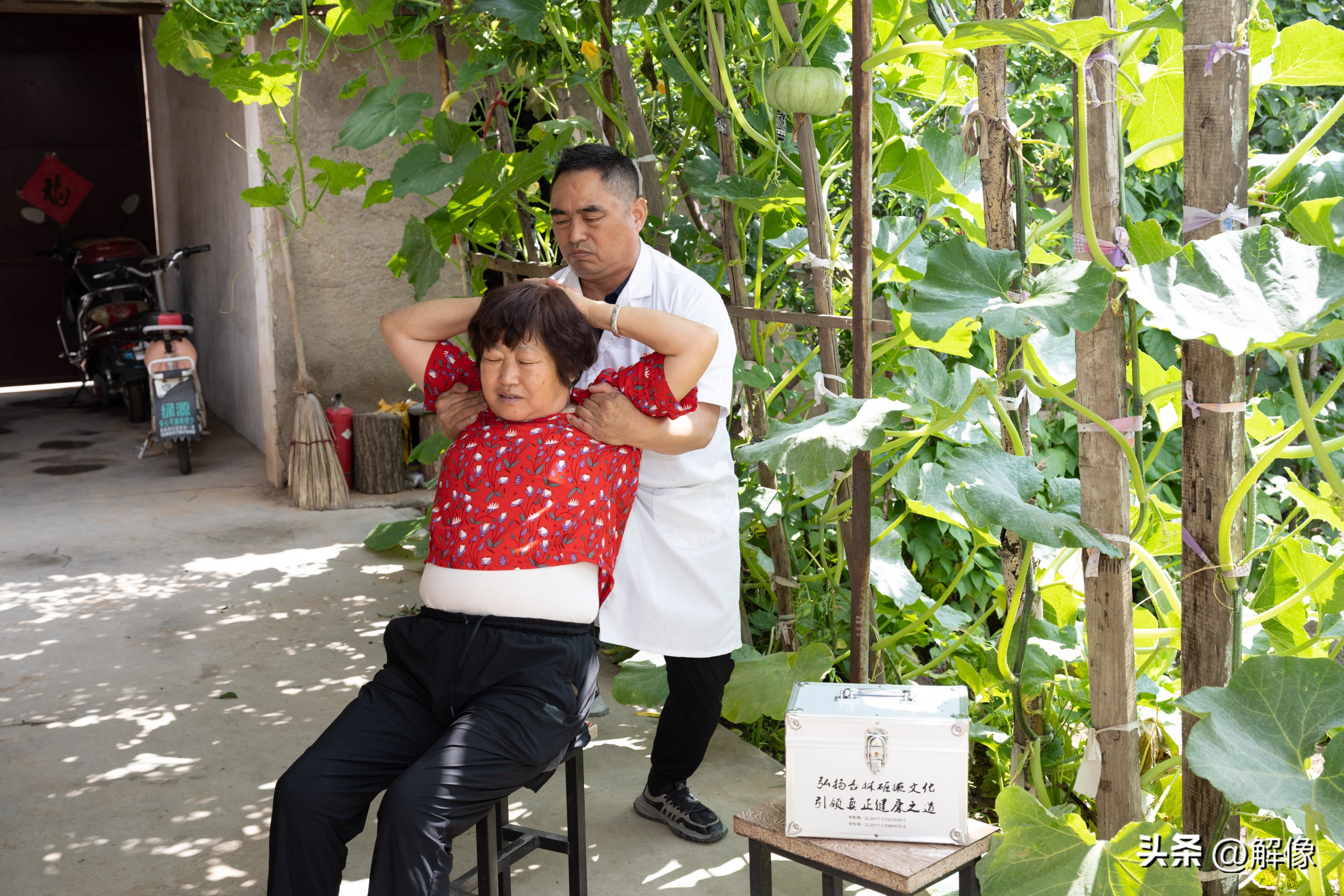 山西残疾村医徒步行医四十余载,山西全日制大专中医乡村医生