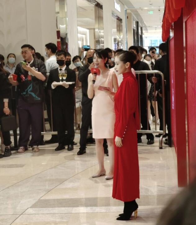 助理伺候明星捏脚,助理伺候明星跪下打伞