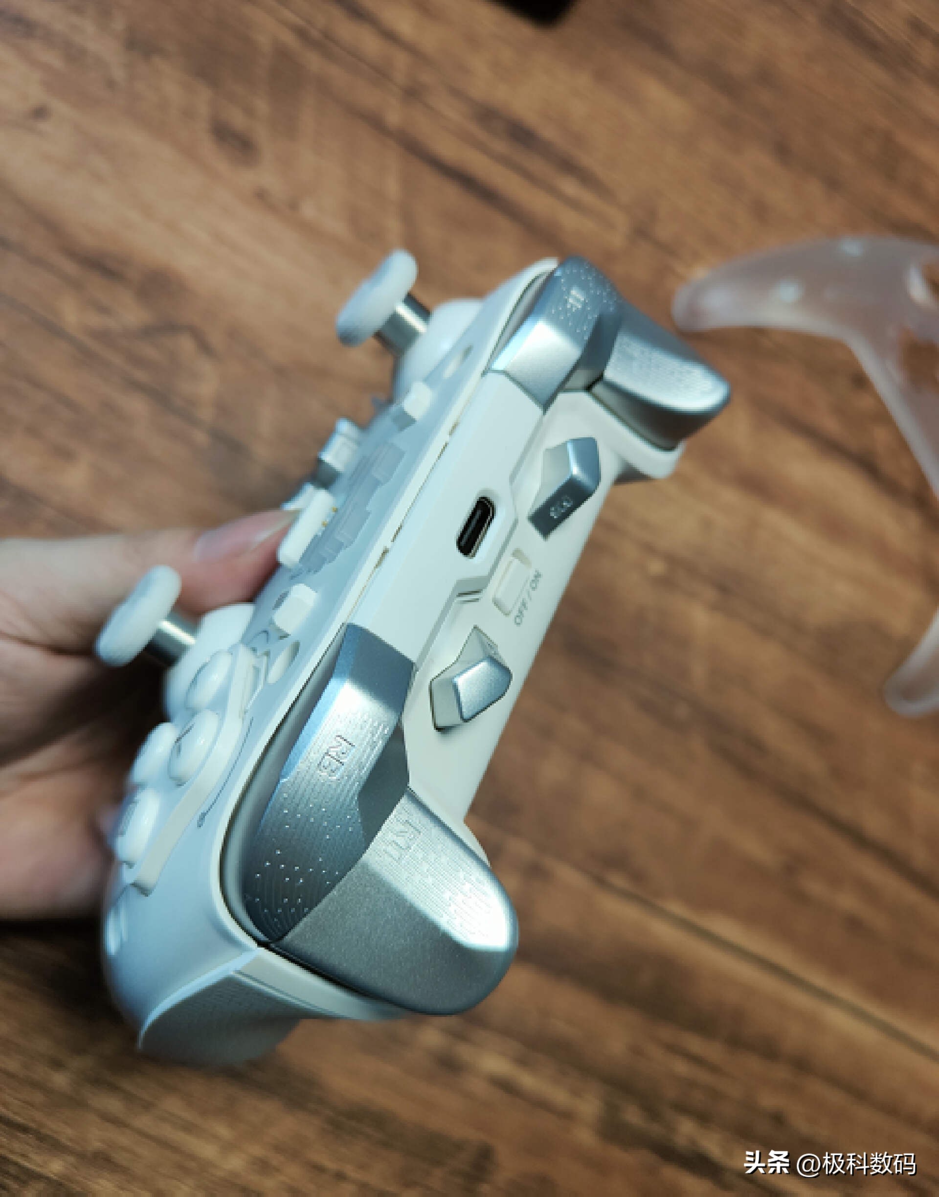 北通宙斯手柄尺寸和xbox手柄对比,北通宙斯手柄和switchpro手柄比较