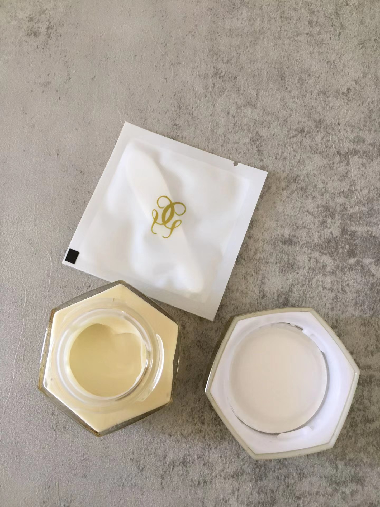 好的眼霜也需要有好的使用方法,眼睛紧致最好的眼霜