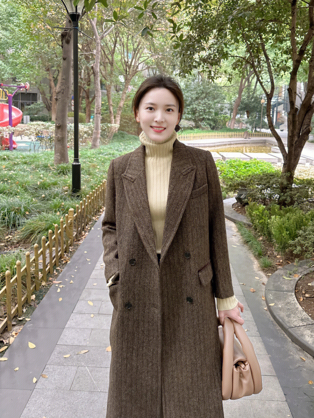 今年最实用的大衣穿搭技巧,牛仔拼接假两件针织衫搭配大衣