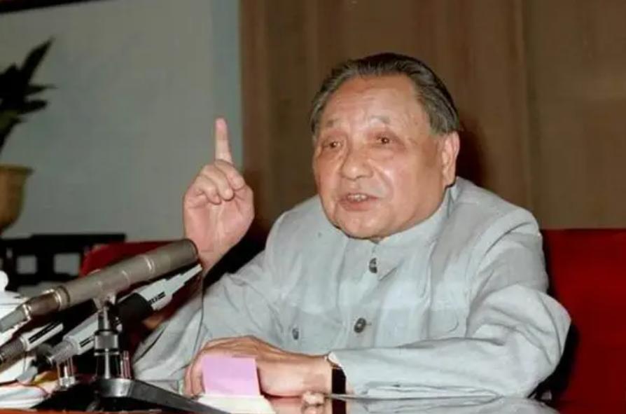 89年*小平邓**向*党**中央递交辞职信功成身退，他的退休生活是怎样的？