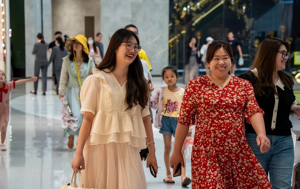 海口国际免税城五一假期第一天 (海口国际免税城将于10月28日开业)