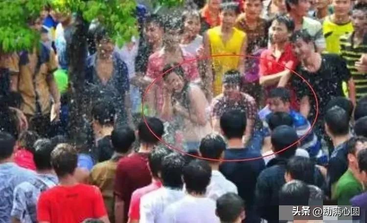 女孩遭*攻围**喷水甚至拉扯，“泼水节”变“流氓节”了？