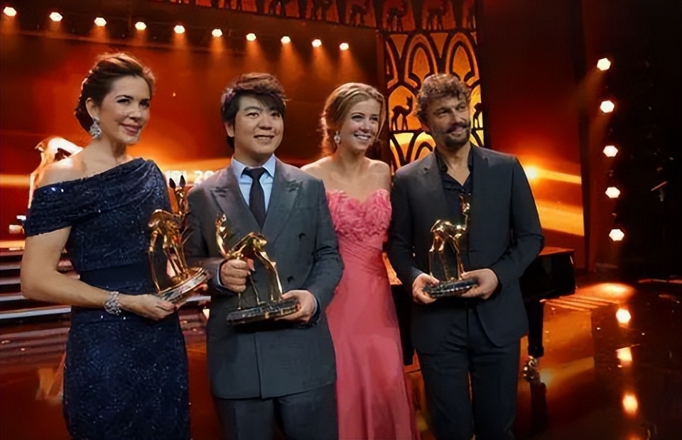 郎朗：钢琴为他带来了名与利，但同时也险些“毁”了他