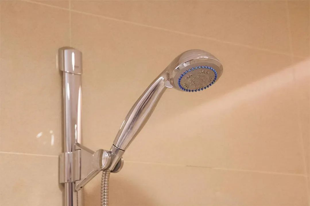 花洒堵住了怎么去除,花洒管子堵住了怎么办