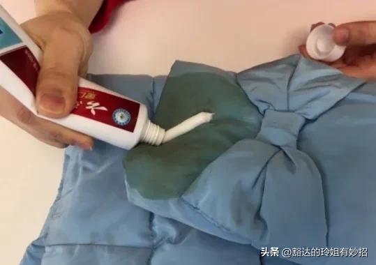 衣服上的羽绒服油渍怎么去除,羽绒服衣服沾上油渍怎么办