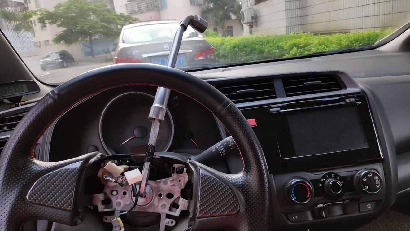 方向盘自动伸缩有异响,方向盘按键失灵乱跳怎么办