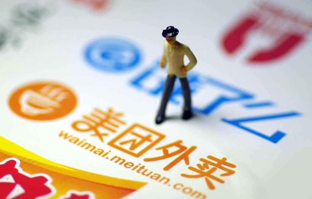 滴滴出行的程维赚的是什么样的钱,与滴滴出行创始人程维并肩而立