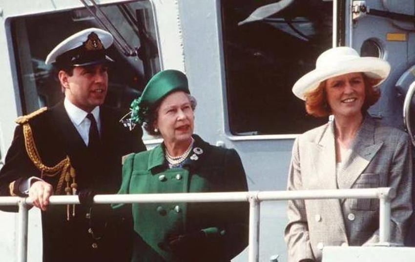 女王前儿媳：因沙滩艳照被逼离婚，利用王室敛财，手段比梅根高明