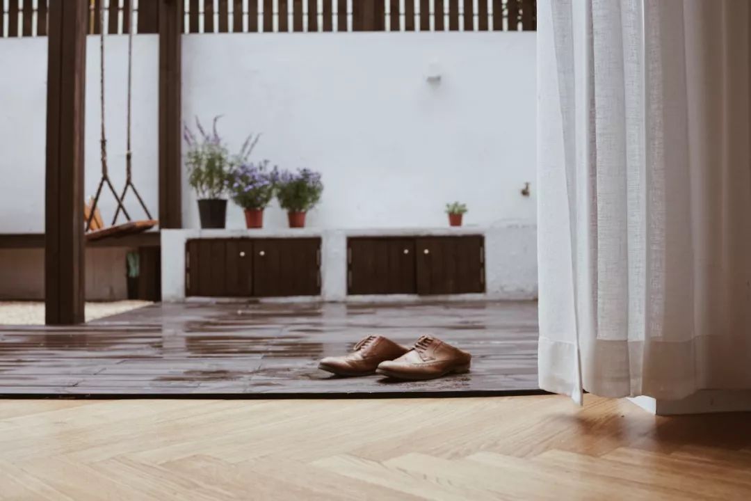 她买下32㎡老旧学区房，为女儿打造小桃园，还有20㎡超舒适大庭院