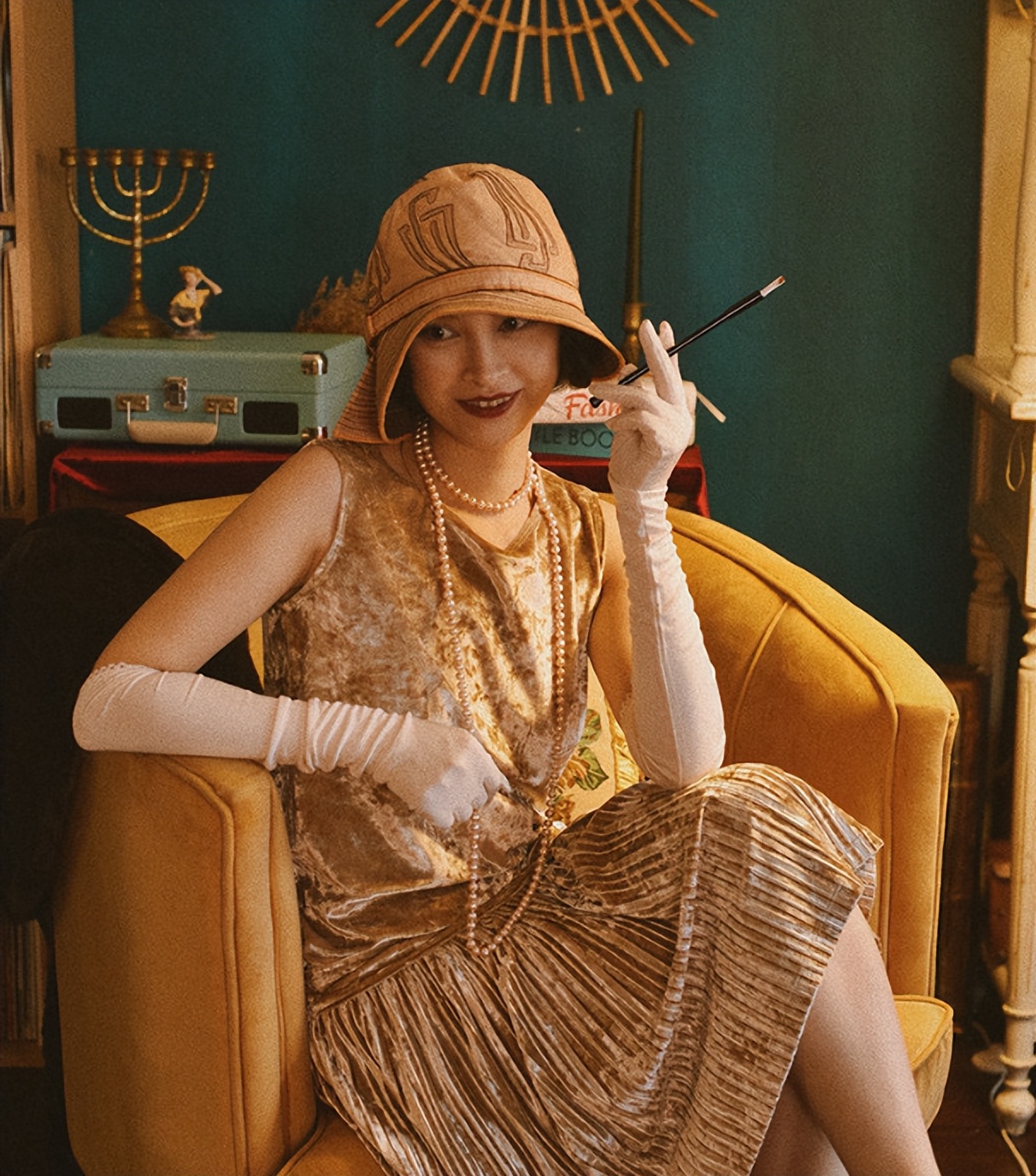 她复刻百年前的“女团”：穿流苏吊带、在舞池摇摆