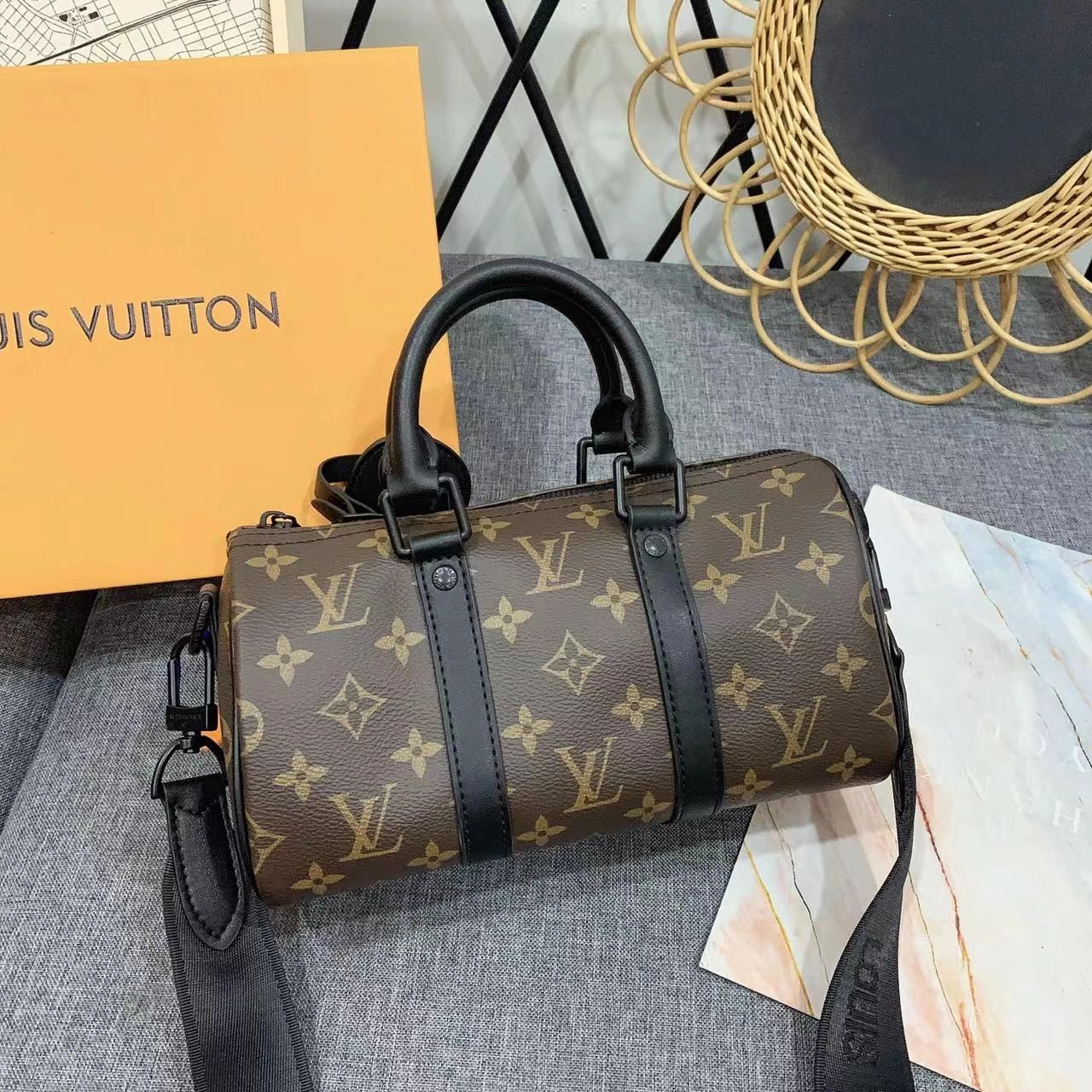 今年流行的lv圆枕头包,2022最火的枕头包图片