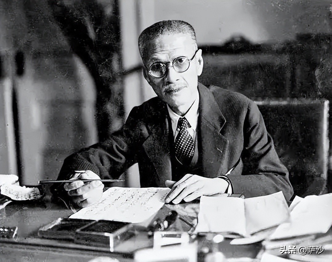 为什么抗日时期国军服装分了颜色,为什么汉奸军服是军阀服装